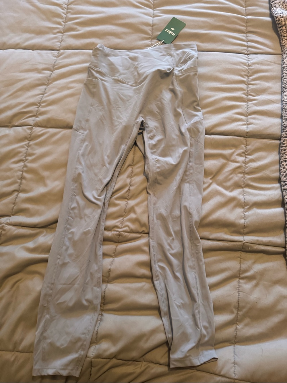 HALARA UltraSculpt Leggings with butt scrunch and butt lift - Picture 2 of 4